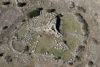 Foto aerea della tomba Tomba dei Giganti "Sa Domu 'e S'Orku2 in territorio di Siddi. La tomba risale al periodo nuragico