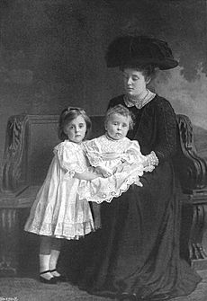 Gwendolen Fitzalan-Howard, Duchess of Norfolk with children, Speaight, CL No. 668 1909