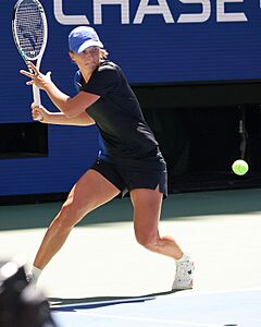 Iga Swiatek practicing forehand in August 2023