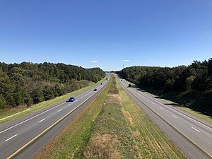 2018-10-18 13 08 15 View east along Interstate 66 from the overpass for Sulphur Springs Road (Virginia State Route 842) in Reliance, Warren County, Virginia