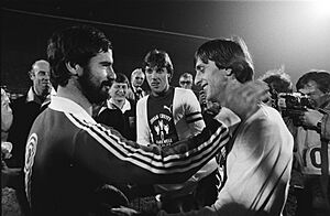 Afscheidswedstrijd Johan Cruijff , Ajax tegen Bayern Munchen 0-8 Cruijff met Ge, Bestanddeelnr 929-9830
