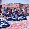 COLLECTIE TROPENMUSEUM Dansgroep uit de westelijke Sahara tijdens het Nationaal Folkore Festival te Marrakech TMnr 20017655
