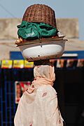 Commerçante ambulante dans les rues de Ouagadougou