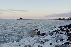 Duluth Harbor Entrance in February (25632302346)