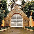 Mar-a-Lago estate gate in Palm Beach, Forida (14606506904)