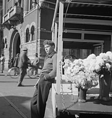 Market-square-knoxville-vendor-1941-tn3