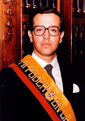 Retrato oficial de Dr. Luis Osvaldo Hurtado Larrea.jpg