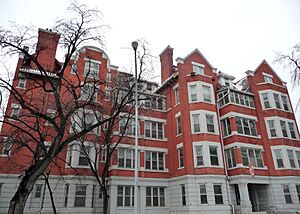 Roslyn Court Apartments
