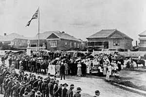 StateLibQld 1 162267 Unveiling of Indooroopilly's war memorial, 1921