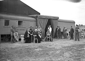 Bundesarchiv B 145 Bild-P050068, Jüterbog, Theatergruppe der KdF-Bühne
