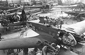 Bundesarchiv Bild 101I-774-0011-34, Produktion von Flugzeug Heinkel He 111 P-4