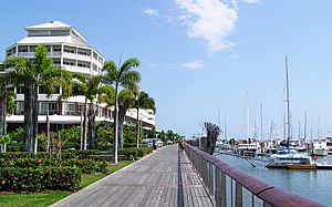 Cairns Esplanade - Pier (Shangrila Hotel)