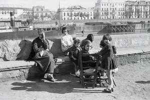ETH-BIB-Frau und eine Gruppe Kinder am Ufer des Guadalquivir, Sevilla-Nordafrikaflug 1932-LBS MH02-13-0506