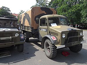 Karlovo nám. 2017 H4. Vojenská vozidla, Bedford OYD-3ton