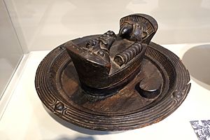 Kolanut bowl (ọkwa ọjị), Nigeria, Igbo people, early 20th century, wood - Chazen Museum of Art - DSC01783