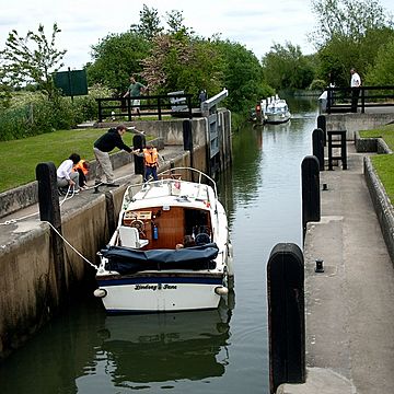Rushey Lock River Thames1.jpg
