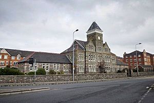 St Davids Hospital Front, Cardiff - geograph.org.uk - 2759357.jpg