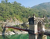 Victoria Suspension Bridge in Mandi (24638542387)2.jpg