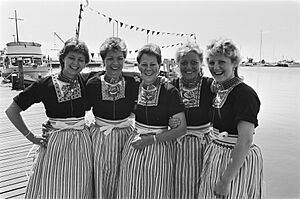 Vrouwen in Volendams kostuum, Bestanddeelnr 932-6250