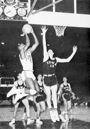 1963 Loyola v Iowa - Les Hunter layup
