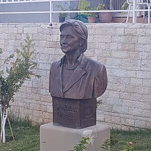 Bust of Hillary Clinton in Saranda (cropped)