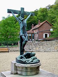 Crépy-en-Valois (60), monument aux morts, devant l'église, hameau de Bouillant