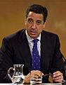 Eduardo Zaplana en la rueda de prensa posterior al Consejo de Ministros (cropped)