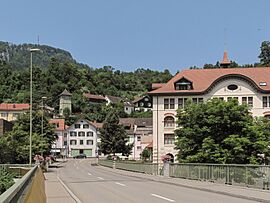 Grellingen, straatzicht vanaf brug over de Birs met KGS12131 plaatsen foto6 2013-07-20 13.13