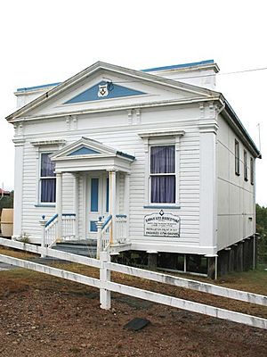 Mount Perry Masonic Lodge, from NW, 2009.jpg