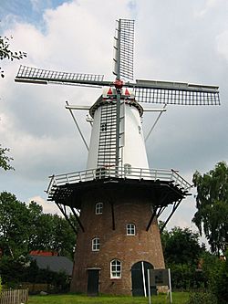 Ronde stenen stellingmolen van voren gefotografeerd - AMR Molenfoto - 20541797 - RCE.jpg