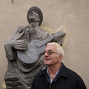 Thomas Hasler u sochy svého otce