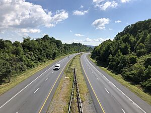 2022-08-31 10 46 05 View south along Interstate 176 (Morgantown Expressway) from the overpass for Shiloh Road in New Morgan, Berks County, Pennsylvania