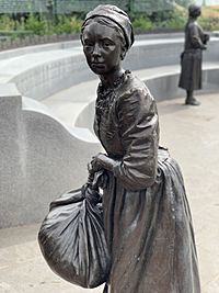 Anne Burras Laydon VWM Statue.jpg