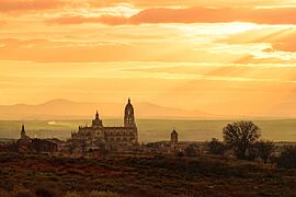 Atardece sobre la Catedral de Santa María de Segovia (24381323670)