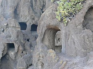 Cuevas, Cuatro Puertas