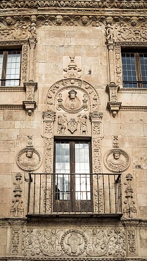 Detalle de la fachada de la "Casa de las Muertes" (34135263380) (2)