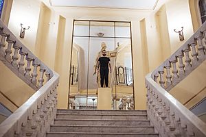 El artista Abel Azcona, retratado en el Círculo de Bellas Artes de Madrid