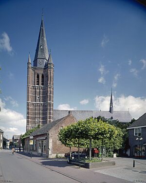 Overzicht zuidgevel met kerktoren - Nederweert - 20369142 - RCE