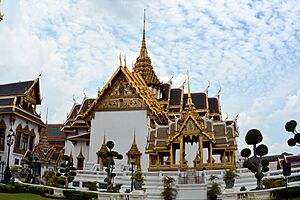 Phra Thinang Dusit Maha Prasat photo D Ramey Logan