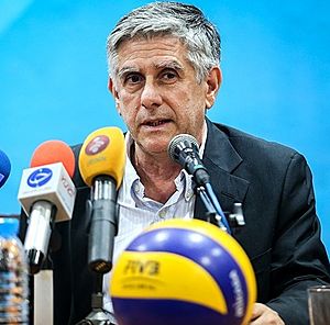 Raúl Lozano signing contract with Iran 1.jpg