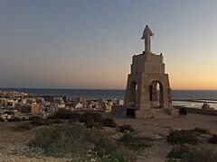 San Cristóbal detrás Almería noche