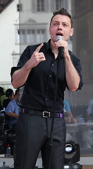 Tiziano Ferro in Schwyz (cropped).jpg