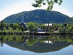Église Saint-Hilaire - Mont-Saint-Hilaire - QC - CA (3).jpg