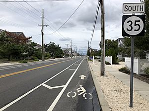 2018-09-24 08 42 52 View south along New Jersey State Route 35 (Ocean Avenue) just south of Williams Place in Mantoloking, Ocean County, New Jersey