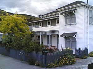 Amber House, Nelson, New Zealand, 2005-11-16T01-33Z