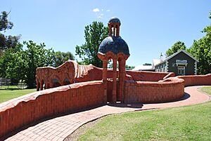 Benalla Broken River Foreshore Sculpture 001