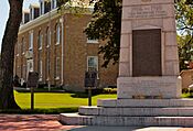 Cenotaph, commemorative plaques and the law court (4967280857)