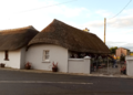 Clogh thatched building 02