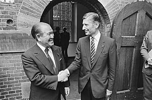 Japanse premier Suzuki in Nederland Van Agt (r) begroet premier Suzuki op het Binnenhof, Bestanddeelnr 931-5512
