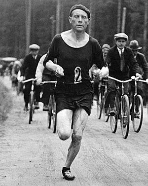 Paavo Nurmi runs marathon in 1932